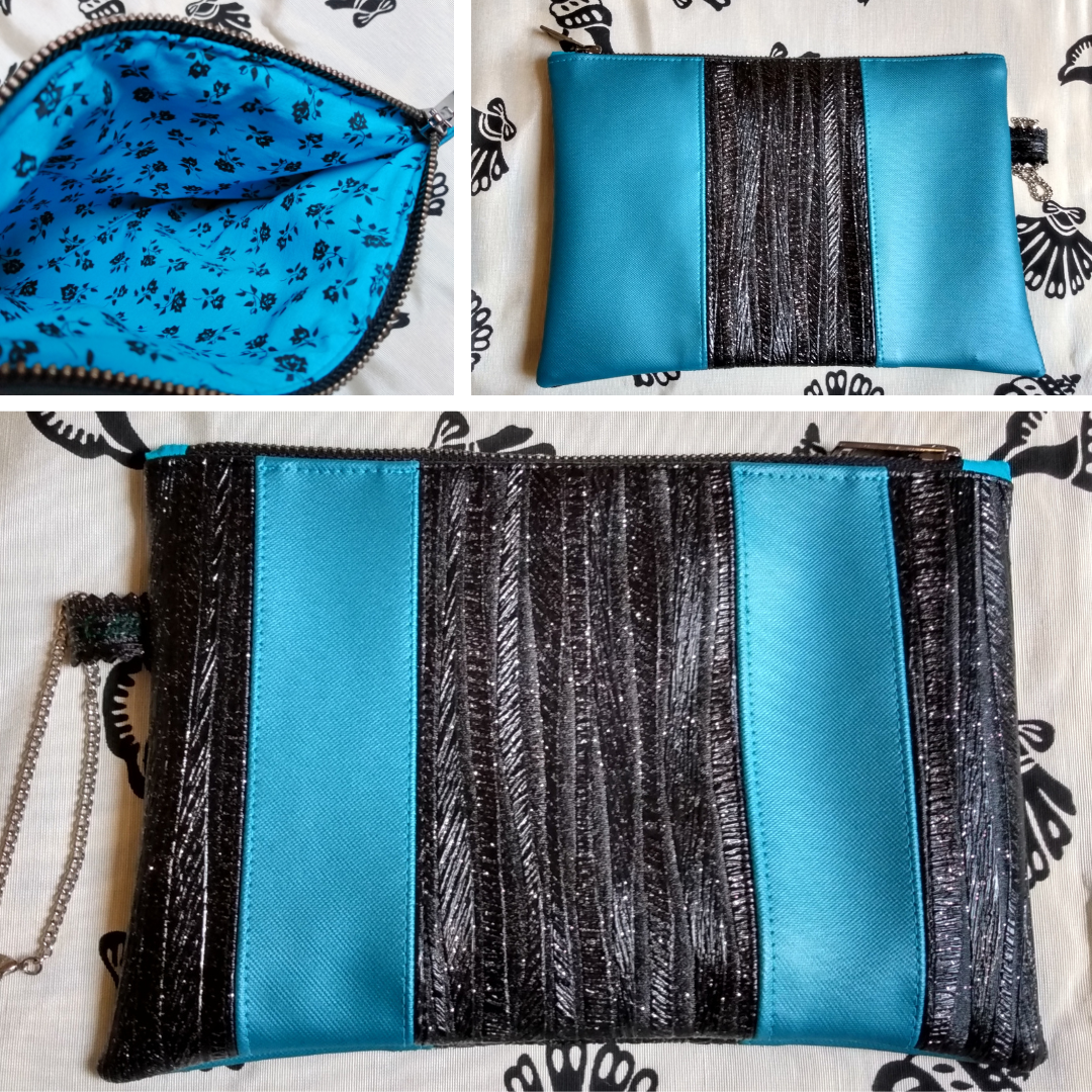 3 vues de la pochette en simili cuir Soglad bleu et noir pailleté.
avant : alternance de 5 bandes verticales bleu et noir.
arrière : alternance de 3 bandes verticales bleu, noir, bleu
intérieur : coton imprimé roses noires sur fond bleu clair.