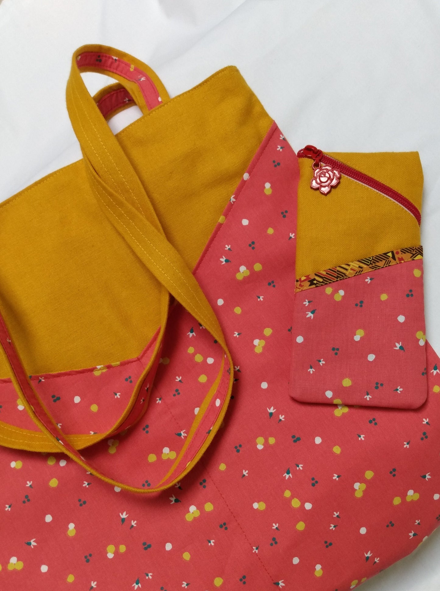 étui à lunettes aux coloris assortis au sac balad'In. Les deux produits sont visibles sur la photo.