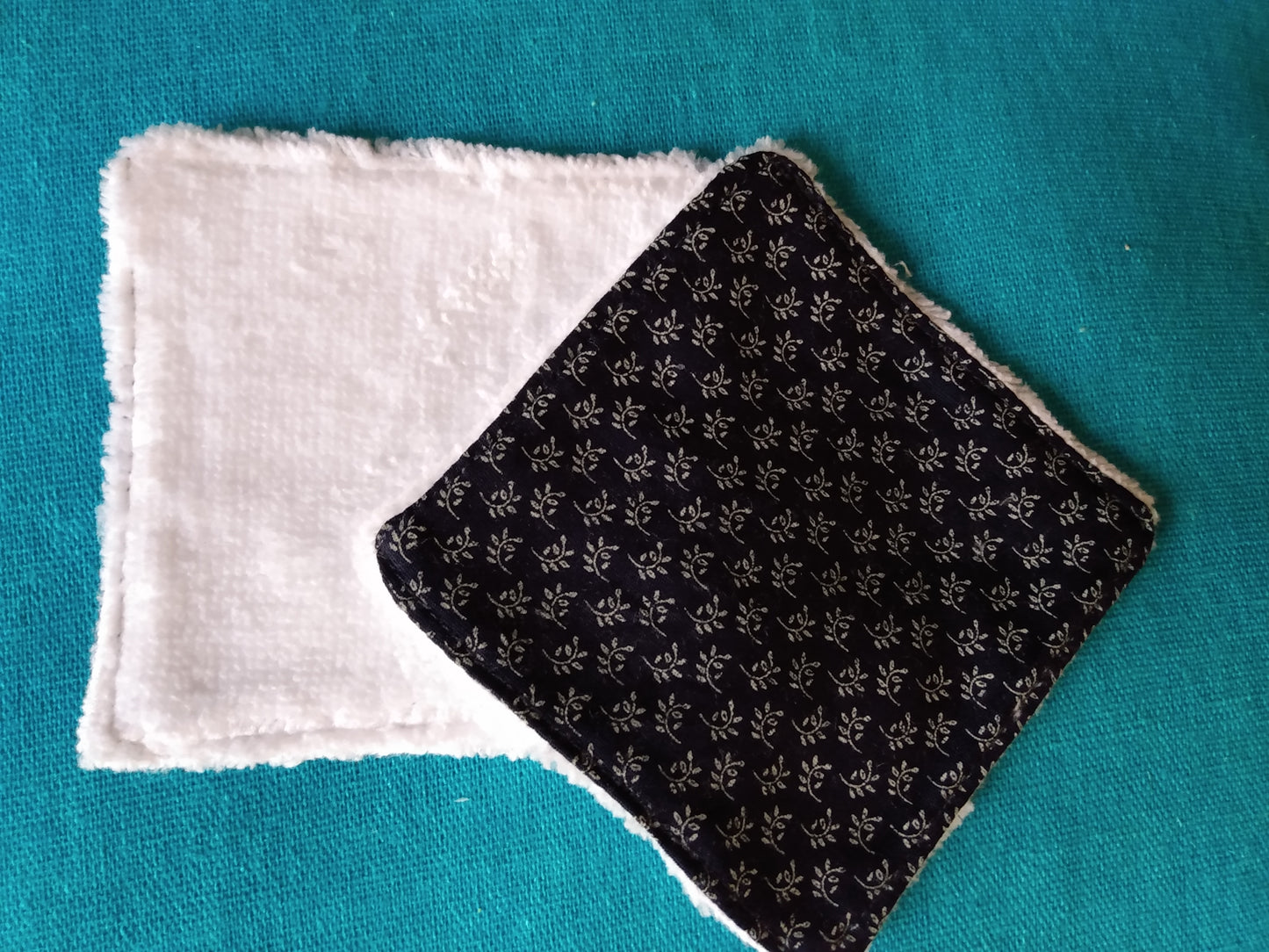 lingette démaquillante avec une face en tissu éponge et une face en coton bleu marine imprmé épis de blé