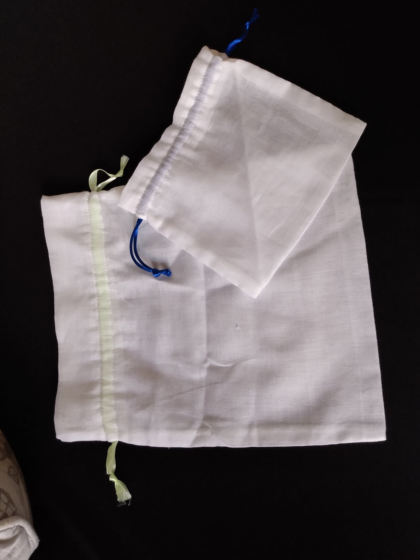 Vus sur un sac à vrac grande taille et un sac à vrac petite taille. Ils sont de couleur blanche et transparents. La fermeture se fait avec un cordon (ou un ruban) glissé dans une coulisse..