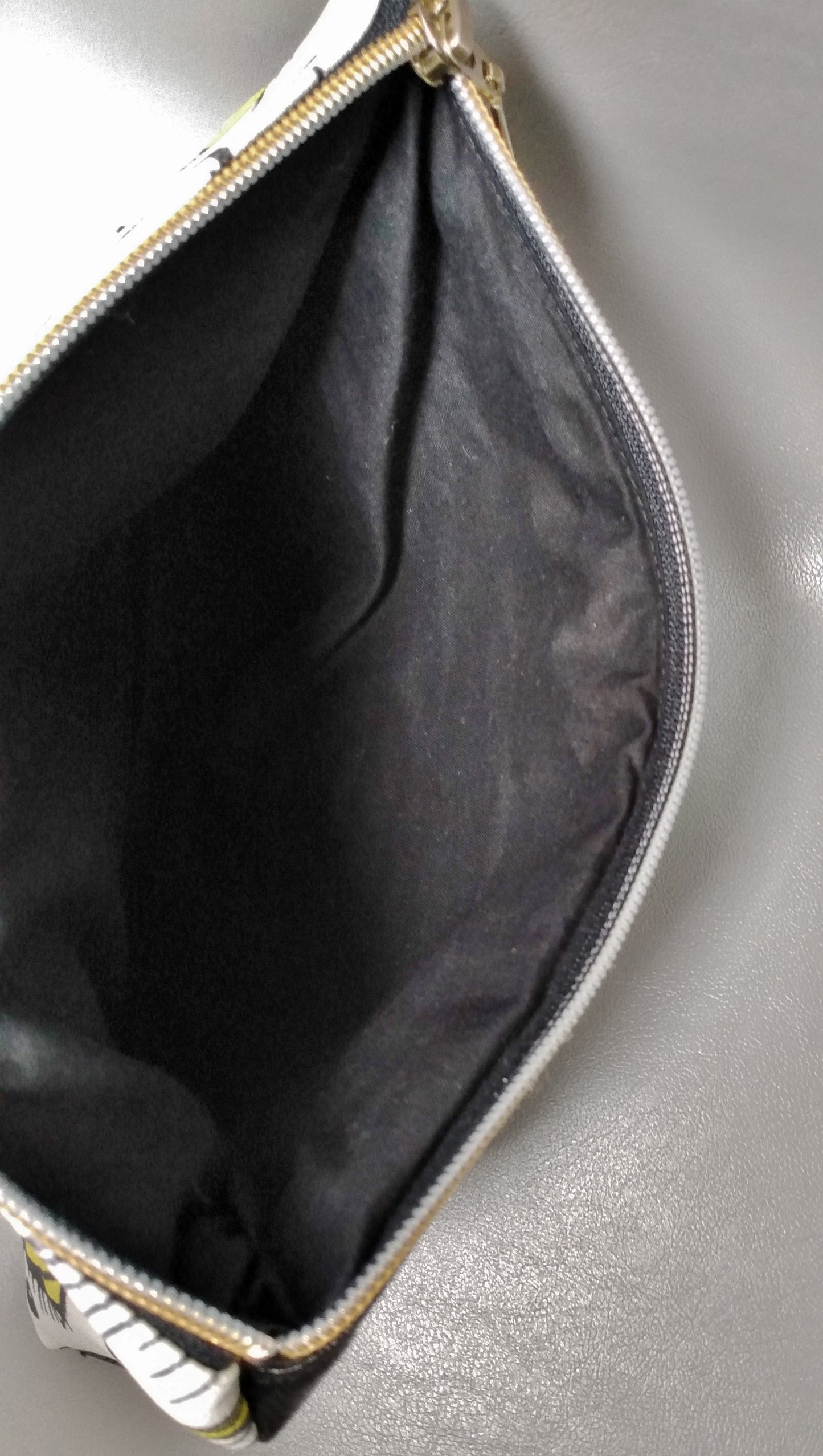 Pochette Bonidé ouverte. La doublure est en coton noir.