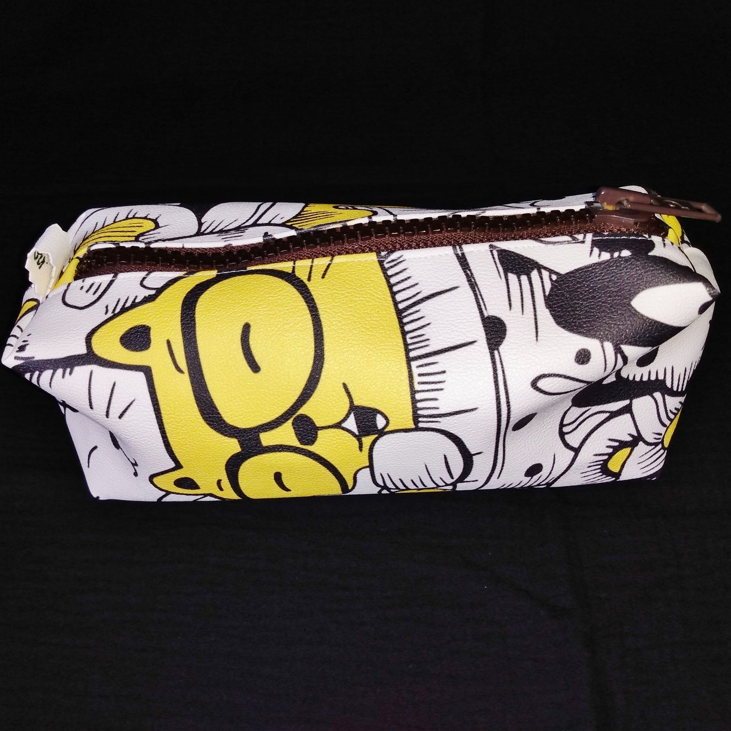 trousse taille 2. simili cuir imprimé chats blanc, jaune et noir. La fermeture est en plastique marron.