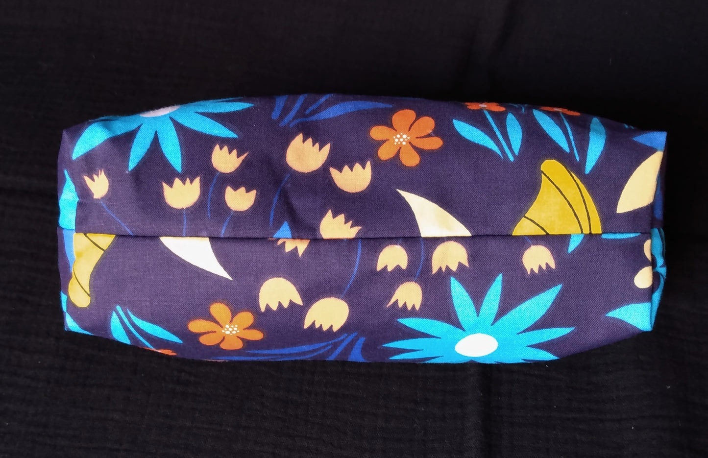 dessous de la trousse taille 1 imprimé fleurs sur fond bleu marine.