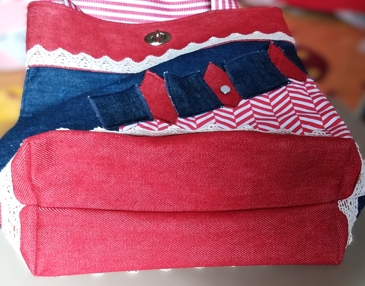 Dessous du sac Boujou en jean denim rouge.