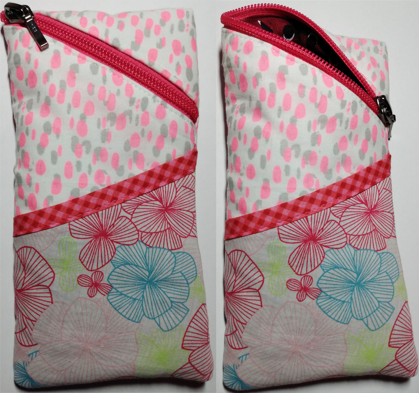 Étui à lunettes à pois roses et gris sur fond blanc. Se ferme avec un zip rose. A l'extérieur, une poche fleurie tons pastels rose ouverte, surmontée d'un biais rose à carreaux est visible à l'avant, sur la moitié basse de l'étui. L'intérieur est bordeaux à pois noirs et blancs.