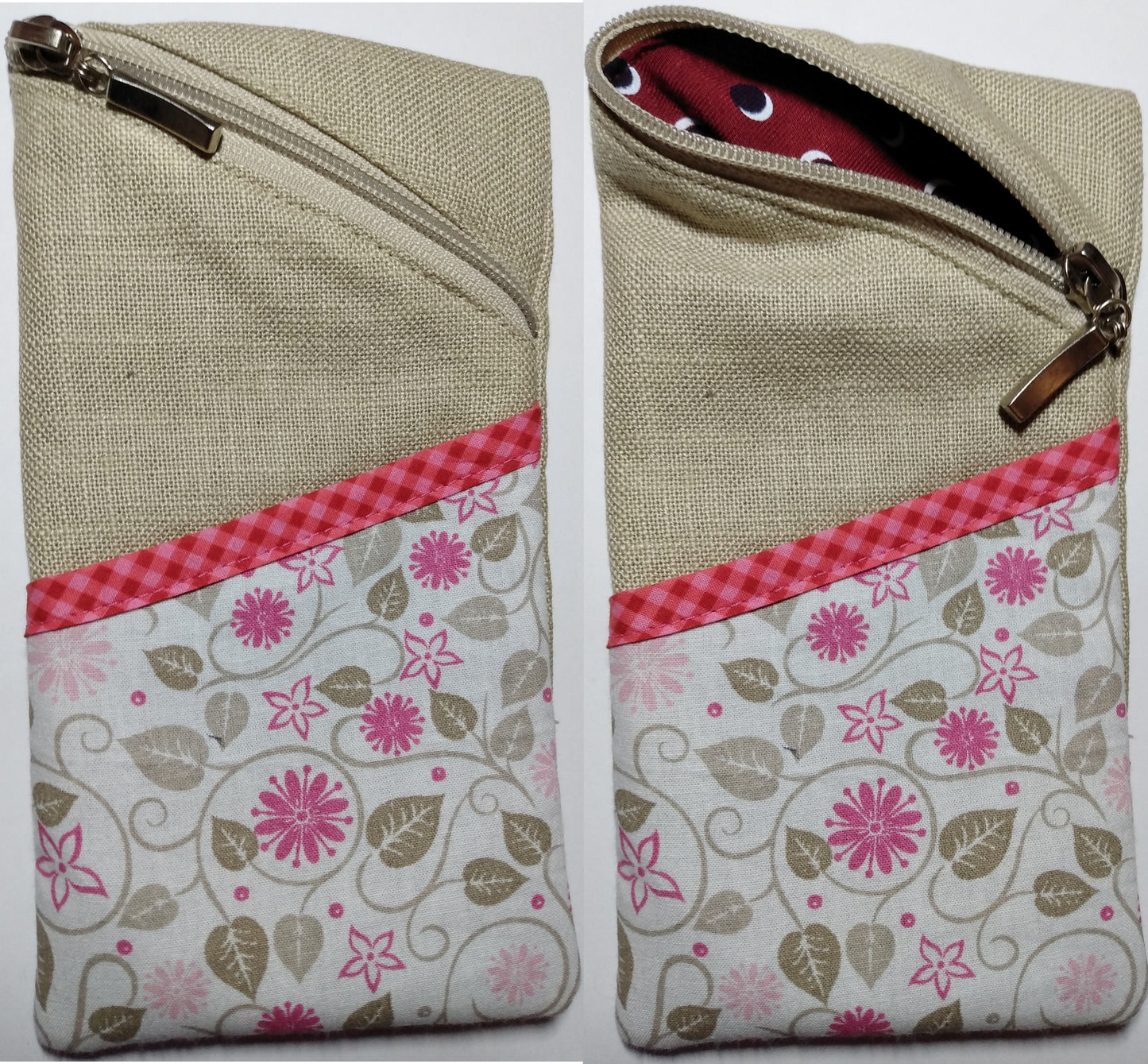 Étui à lunettes beige. Se ferme avec un zip beige. A l'extérieur, une poche à fleurs roses et beiges sur fond blanc ouverte, surmontée d'un biais rose à carreaux est visible à l'avant, sur la moitié basse de l'étui. L'intérieur est uni bordeaux à pois noir et blanc.