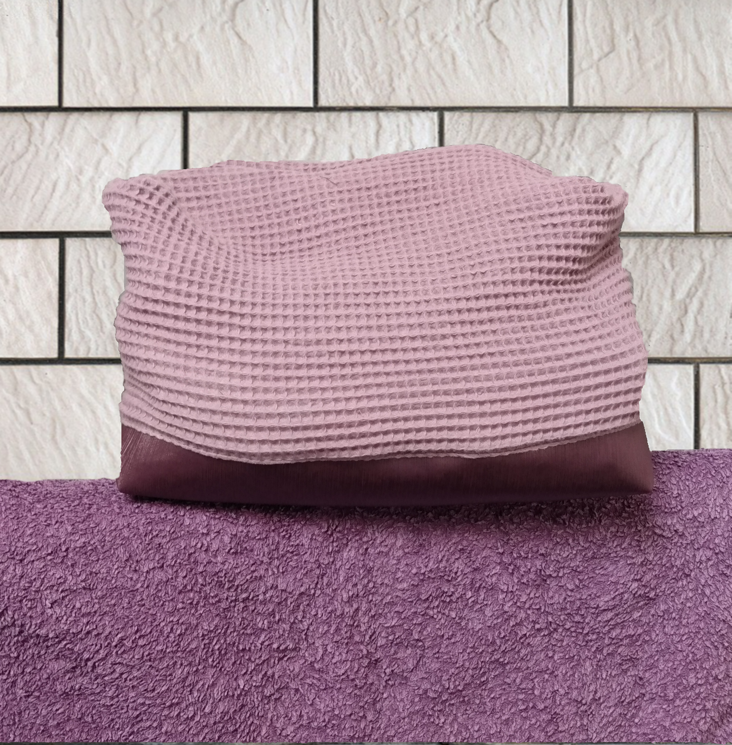 Trousse de toilette grande taille. Vue extérieure. La majorité de la trousse est en coton nid d'abeille mauve, le bas et le dessous est en simili cuir violet.