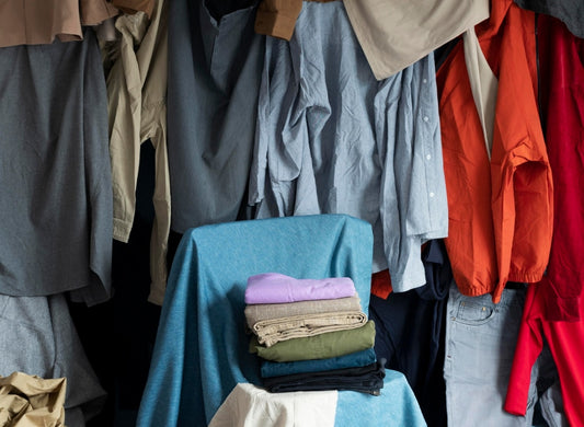 beaucoup de vêtements de toutes les couleurs