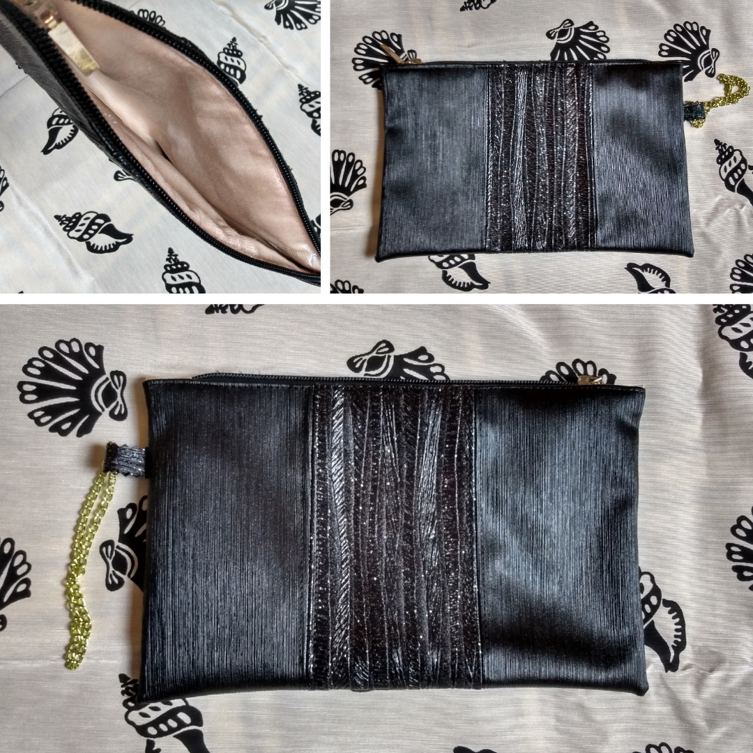 3 vues pochette Soglad noire.
Avant et arrière : simili cuir,  alternance de 3 bandes verticales noire, noire pailletée et noire.
intérieur : coton uni  beige