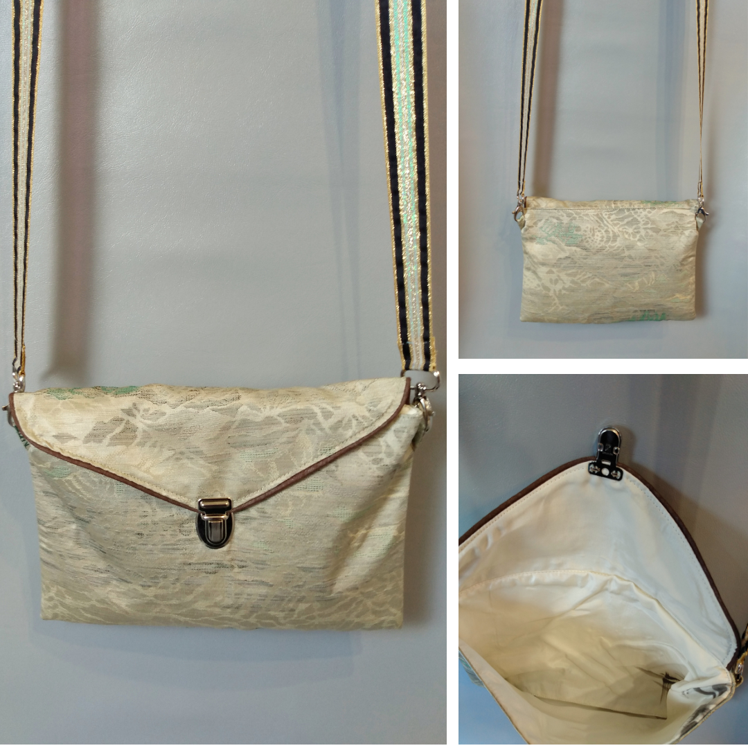 Différentes vue de la pochette Kawa vert clair à motifs montagnes.
Avant : pochette se fermant par un rabat et une attache cartable nickelée. Le rabat est passepoilé (marron).
Arrière : tissu extérieur  tons verts à motif montagnes.
Intérieur : tissu fin à dominante beige.