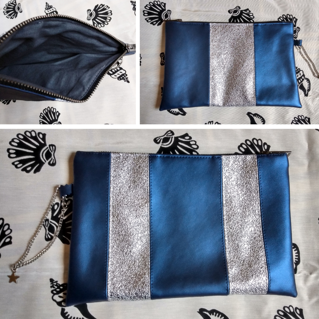 3 vues de la pochette en simili cuir Soglad bleu et argent.
avant : alternance de 5 bandes verticales bleu et argent.
arrière : alternance de 3 bandes verticales bleu, argent, bleu
intérieur : coton gris anthracite.