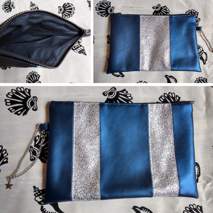 3 vues de la pochette en simili cuir Soglad bleu et argent.
avant : alternance de 5 bandes verticales bleu et argent.
arrière : alternance de 3 bandes verticales bleu, argent, bleu
intérieur : coton gris anthracite.