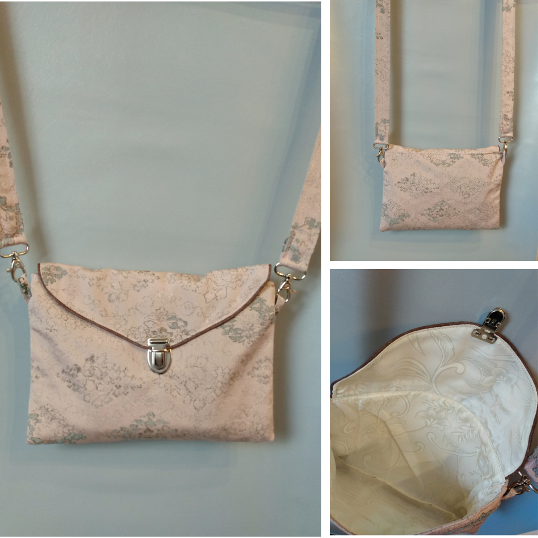 Différentes vue de la pochette Kawa rose pâle.
Avant : pochette se fermant par un rabat et une attache cartable nickelée. Le rabat est passepoilé (marron).
Arrière : tissu extérieur rose pâle à motifs floraux en losange.
Intérieur : tissu fin beige avec motif floral à reflets colorés.