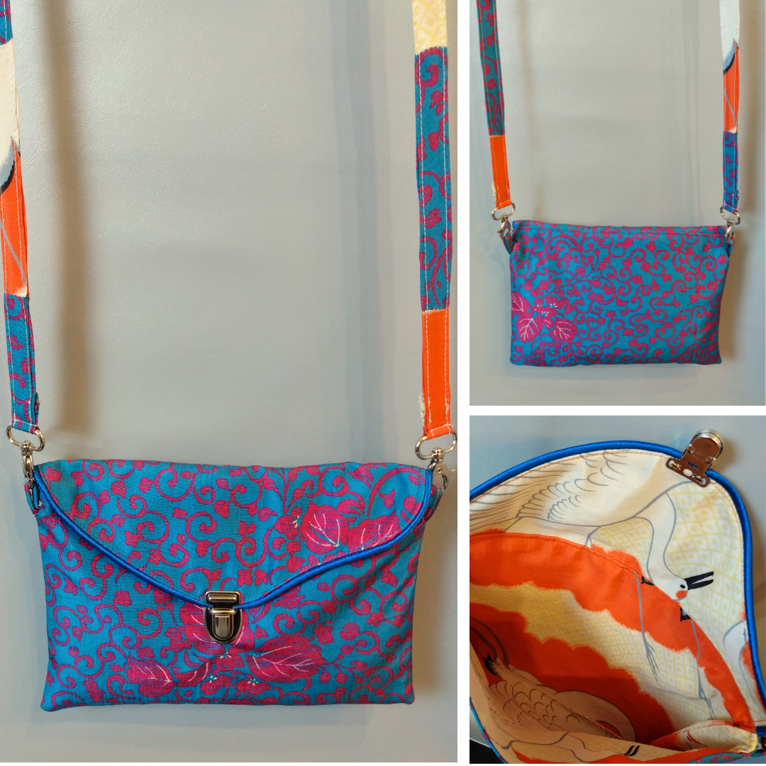 Différentes vue de la pochette Kawa bleue et fuchsia.
Avant : pochette se fermant par un rabat et une attache cartable nickelée. Le rabat est passepoilé (bleu). Anse couleurs tissu extérieur et doublure.
Arrière : tissu extérieur motifs floraux et arabesques fuchsia sur fond bleu clair.
Intérieur : motifs grues blanches sur fond orange et beige.