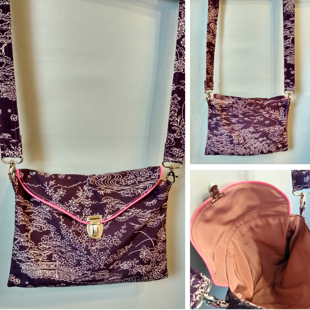 Différentes vue de la pochette Kawa violet à motifs paysage.
Avant : pochette se fermant par un rabat et une attache cartable nickelée. Le rabat est passepoilé (rose).
Arrière : tissu extérieur paysage blanc sur fond violet.
Intérieur : tissu fin à dominante rose corail.