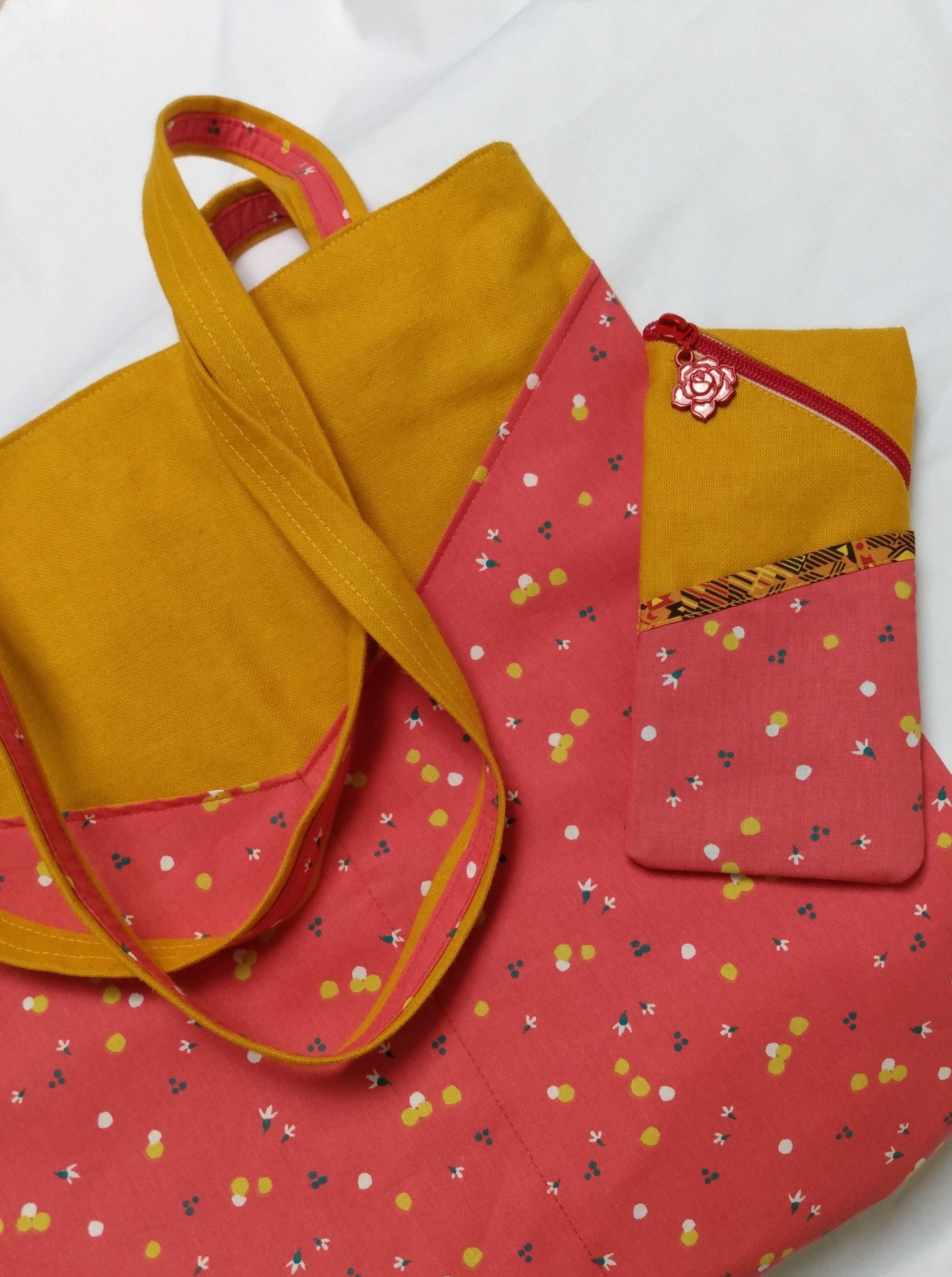 étui à lunettes aux coloris assortis au sac balad'In. Les deux produits sont visibles sur la photo.