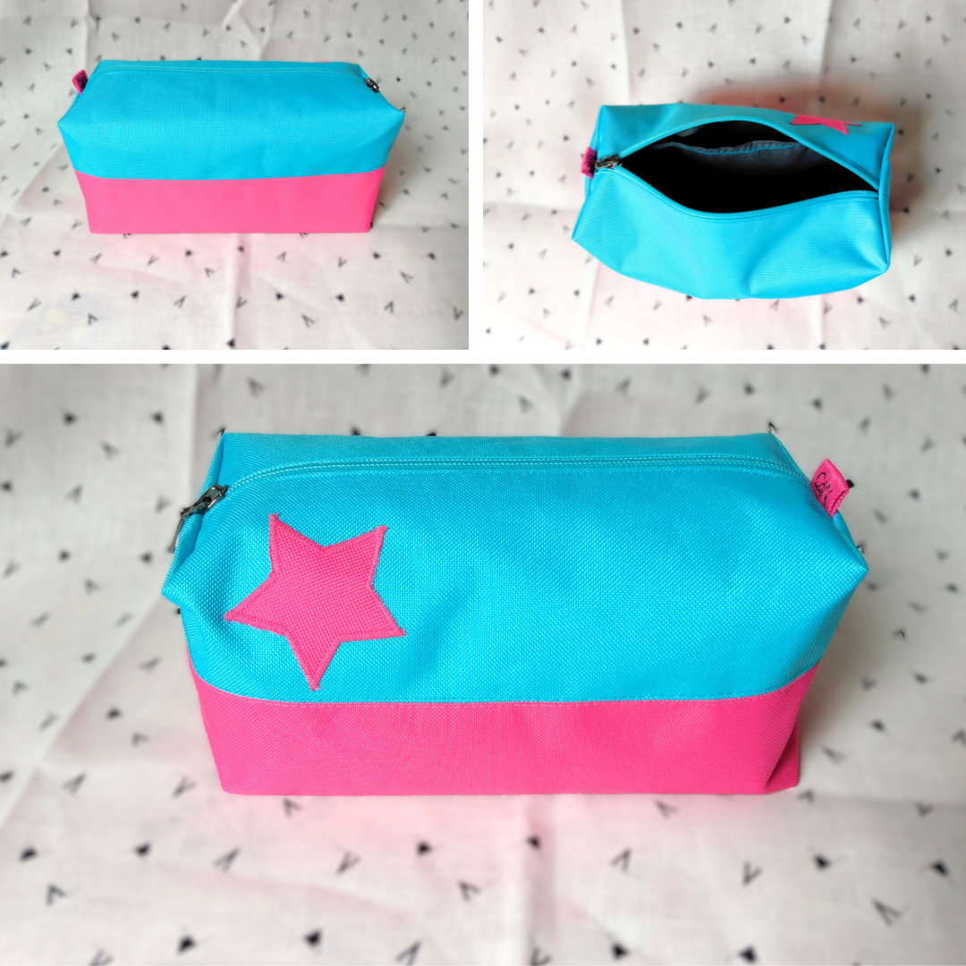 Trois vues de la trousse corail bleu clair et rose. 1) vue de l'arrière de la trousse bicolore ligne rose en bas et ligne bleu clair en haut. 2) vue de l'intérieur de la trousse. La doublure est en coton gris anthracite et une poche plaquée grise avec un liseré bleu est visible. 3) avant extérieur de la trousse où l'on voit l'étoile. Voir photo précédente pour plus de précision.