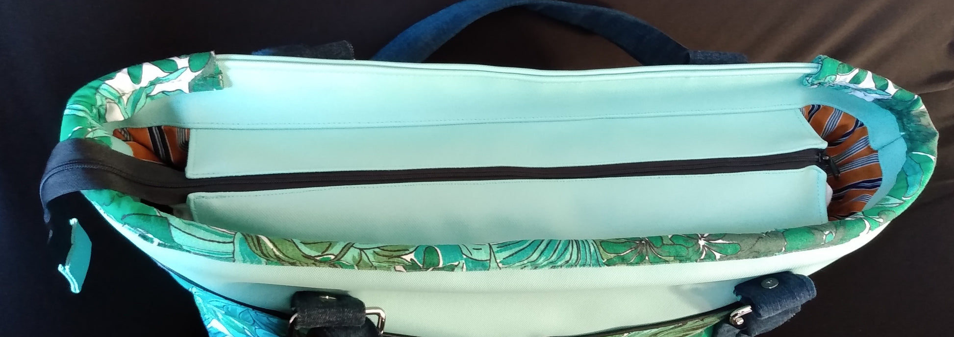 Le sac cabas Amarante se ferme avec une fermeture éclair noire.