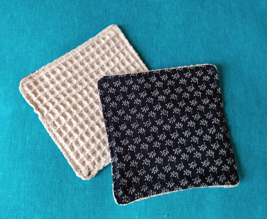 Lingette démaqullante carrée avec une face en coton nid d'abeille beige et une face en coton imprimé bleu marine épis de blé