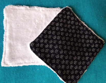 Lingettes démaquillante carrée avec une face tissu éponge et une face coton imprimé bleu marine épis de blé
