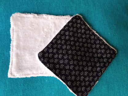 lingette démaquillante avec une face en tissu éponge et une face en coton bleu marine imprmé épis de blé
