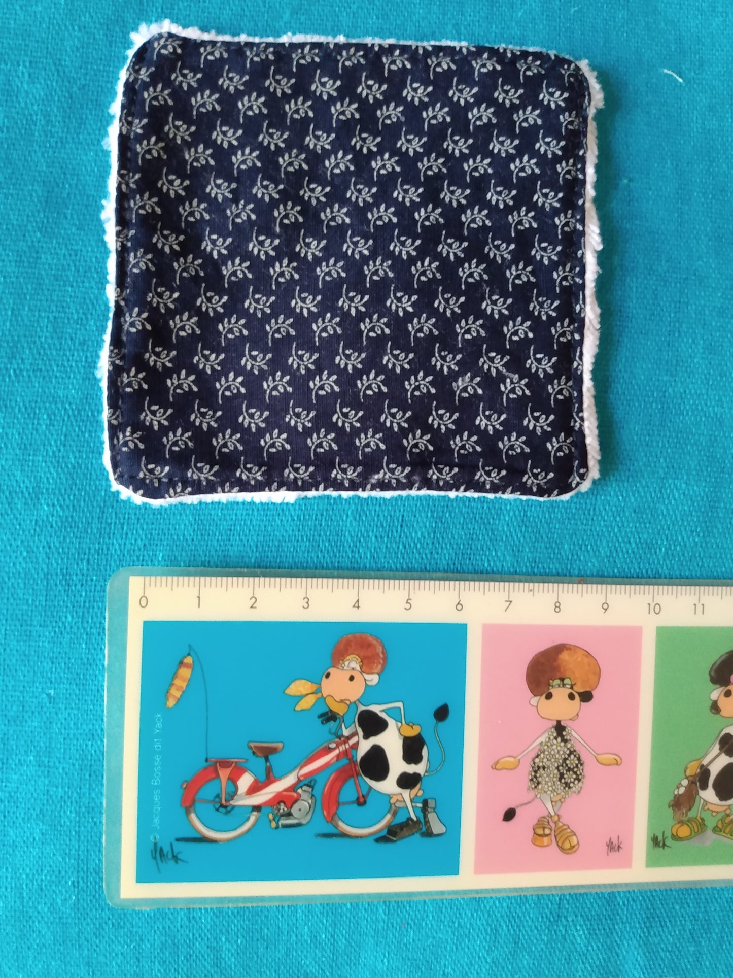 une lingette démaquillante mesure 9 cm de côtés
