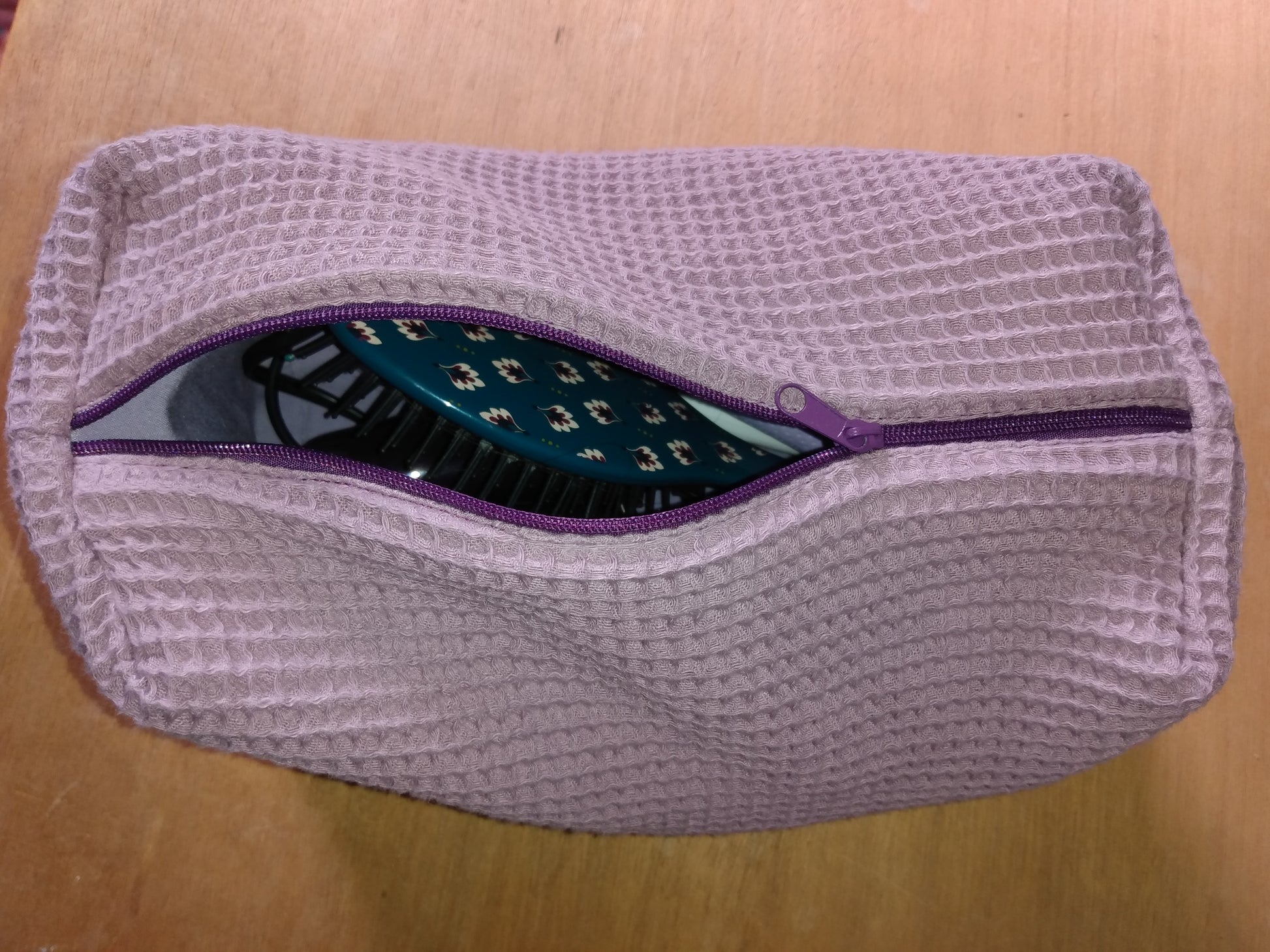 Autre vue de la trousse de toilette mauve.