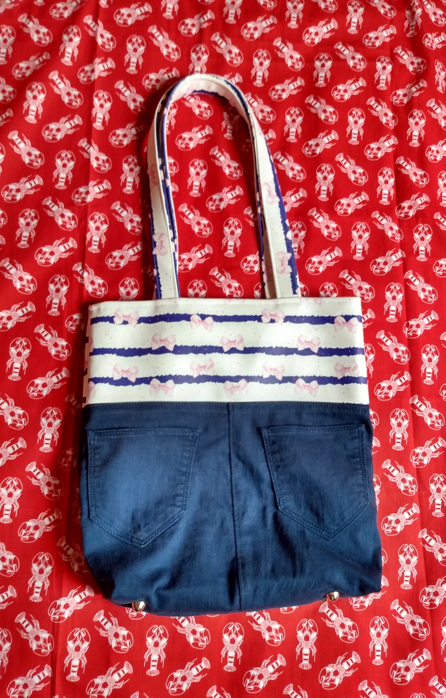 Autre vue de l'arrière du sac Jeanie. On aperçoit des pieds de sac en métal nickelé sur le dessous du sac.
