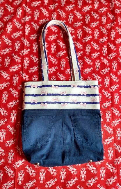 Autre vue de l'arrière du sac Jeanie. On aperçoit des pieds de sac en métal nickelé sur le dessous du sac.