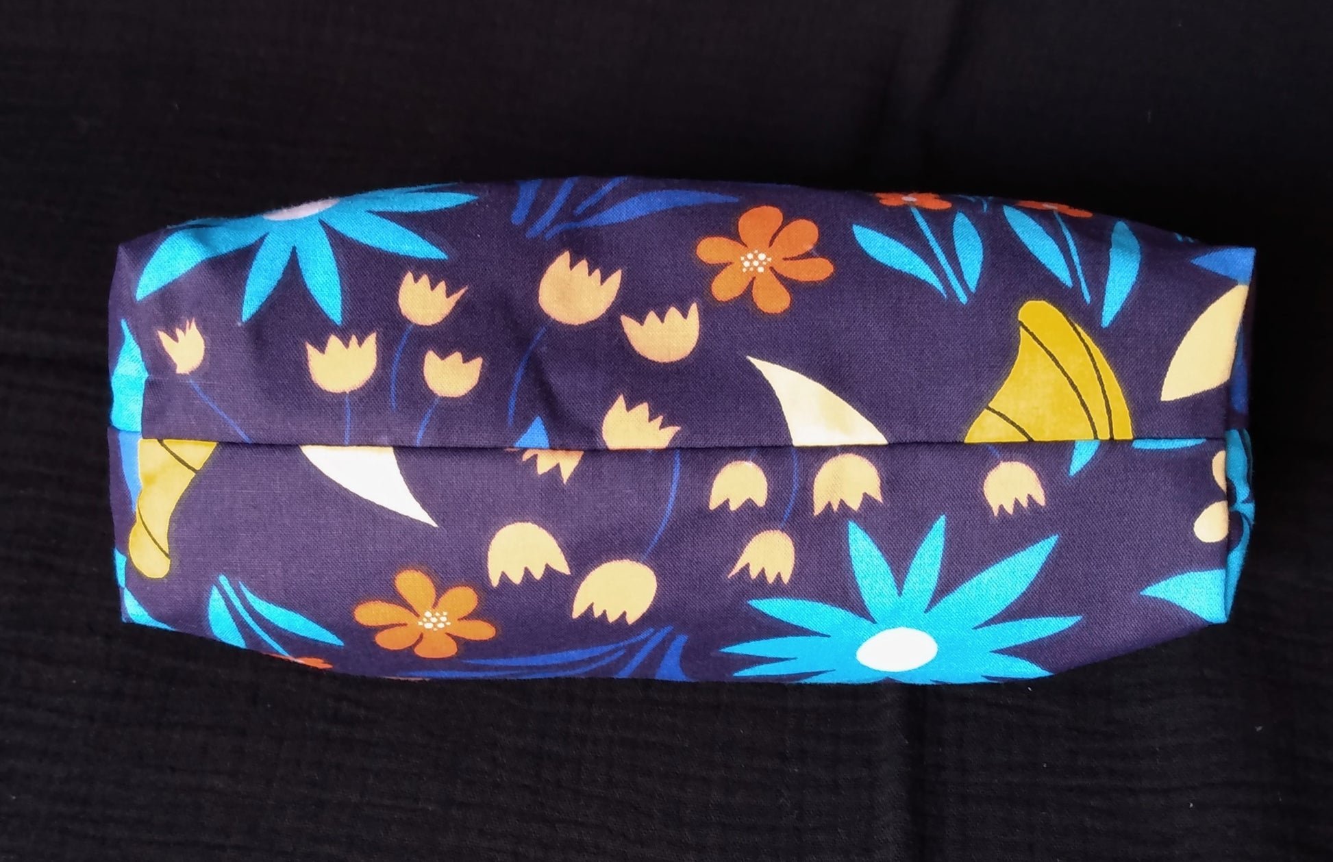 dessous de la trousse taille 1 imprimé fleurs sur fond bleu marine.