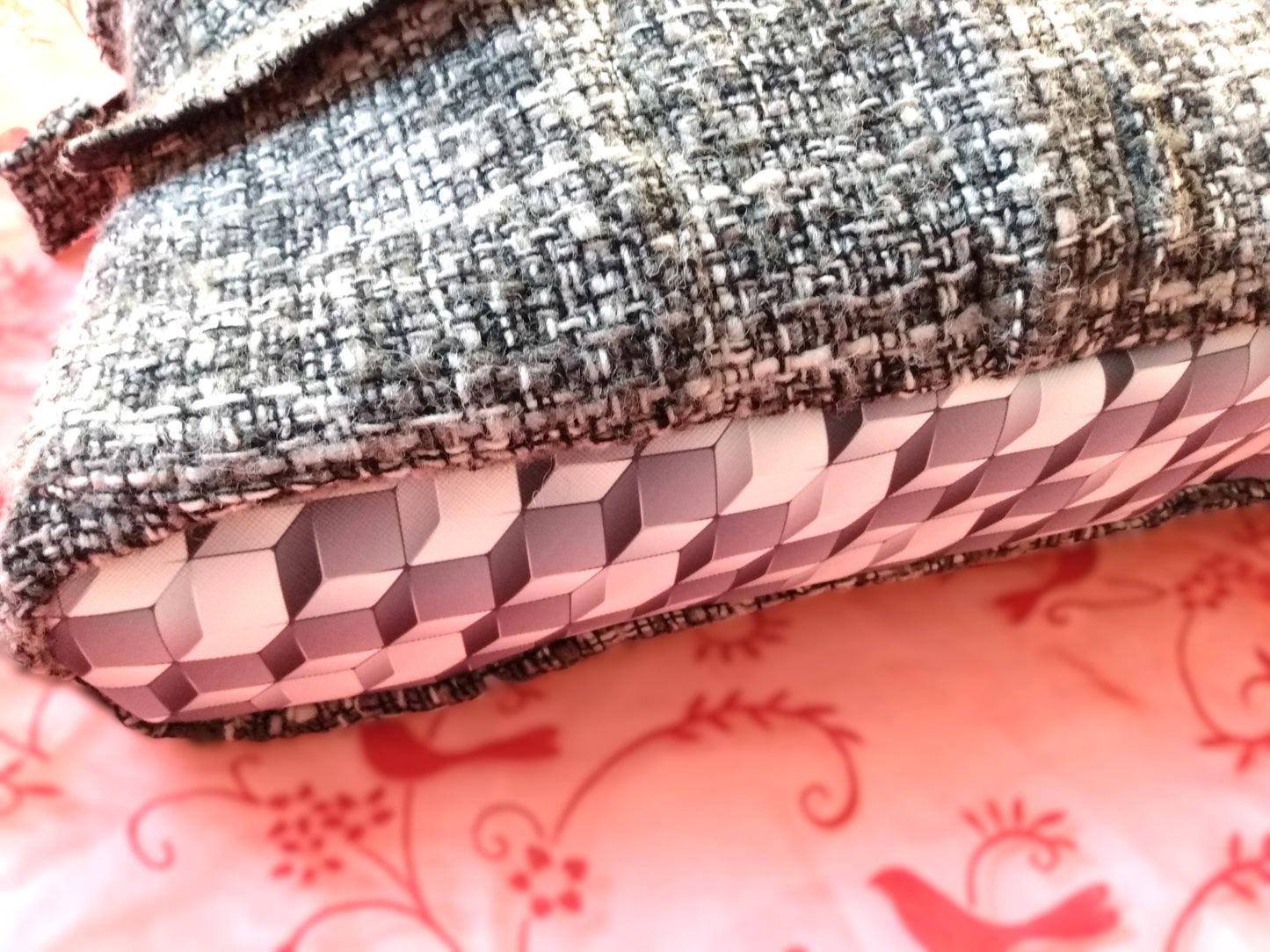 Dessous du sac Laina en simili cuir à cubes gris et blancs.