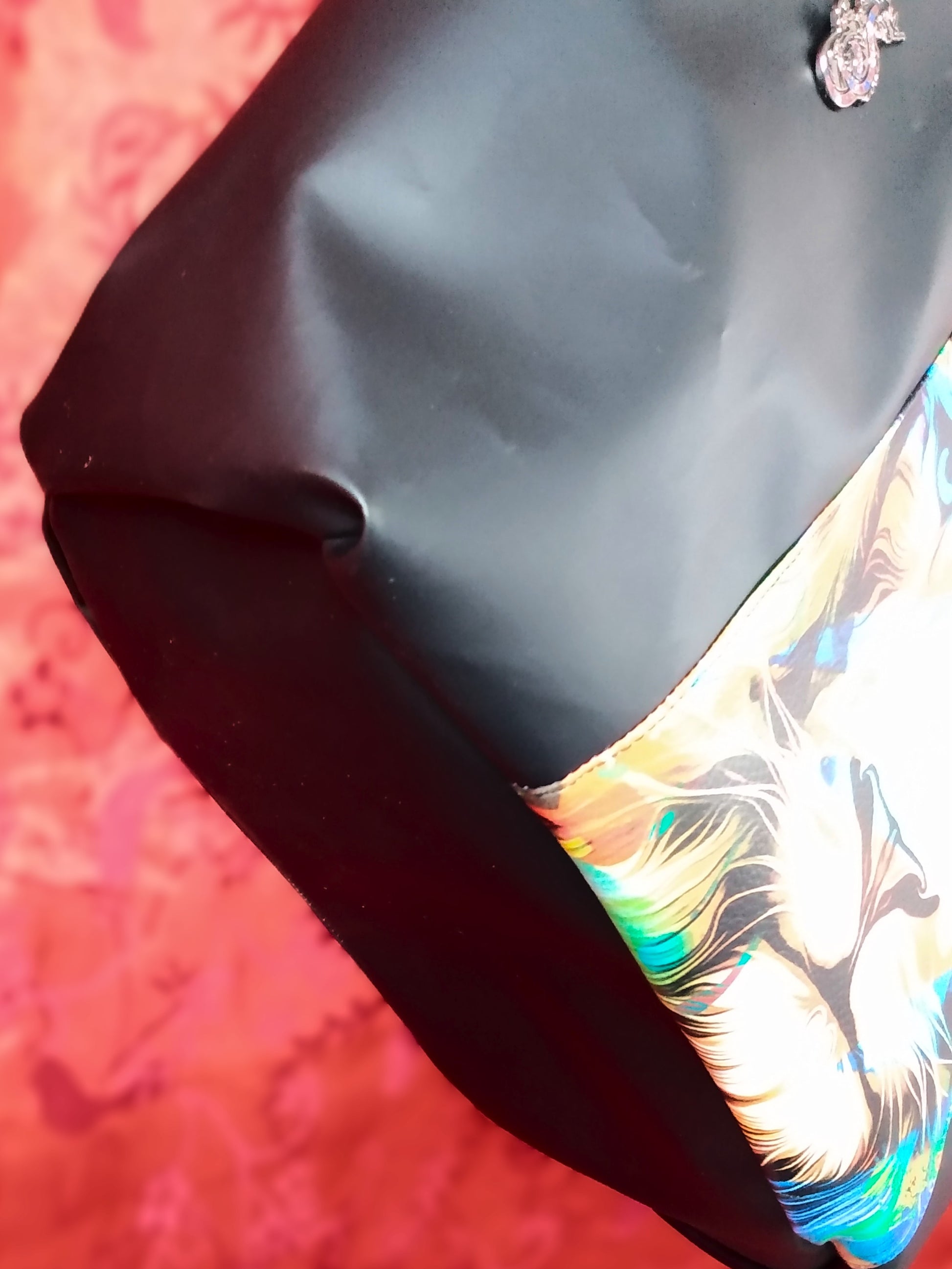 dessous du sac Capri. Le fond du sa est plat en simili cuir noir.