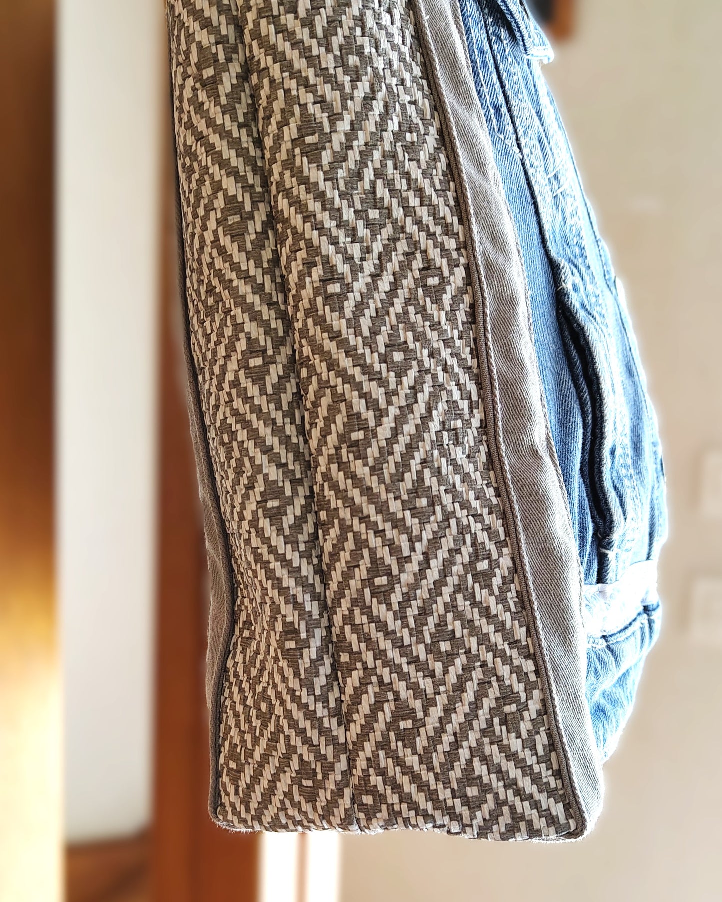 Côté du sac OriJean. Simili cuir motif tissage gris et blanc.
