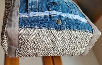 Vue du dessous du sac OriJean. Simili cuir motif tissage gris et blanc.