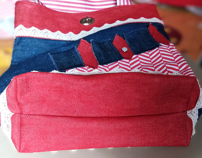 Dessous du sac Boujou en jean denim rouge.