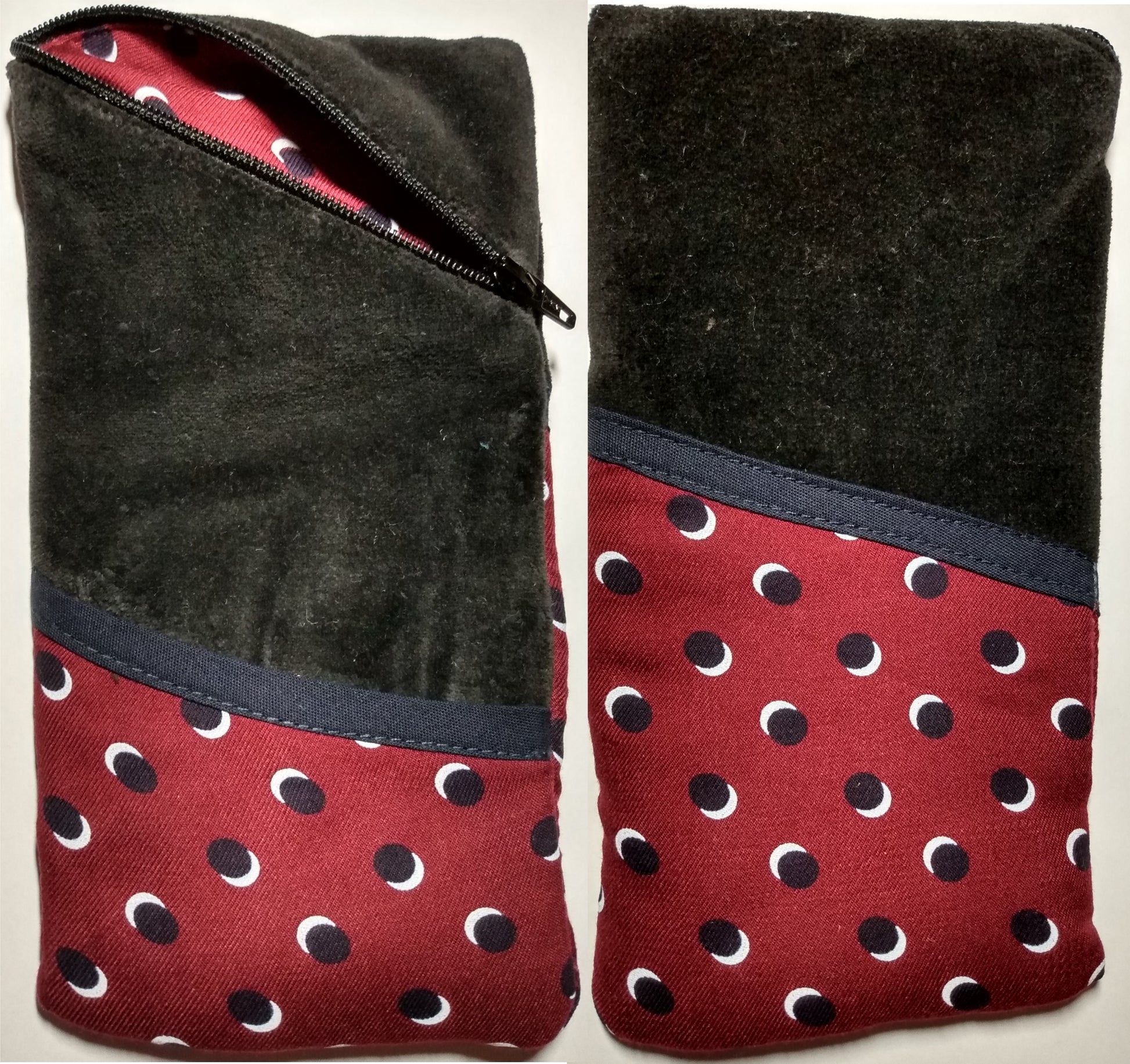 Étui à lunettes velours noir. Se ferme avec un zip noir. A l'extérieur, une poche bordeaux à pois noirs et blancs ouverte, surmontée d'un biais bleu marine est visible à l'avant, sur la moitié basse de l'étui. L'intérieur est comme la poche.