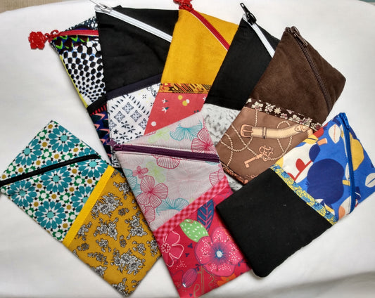 vue avant des boitiers à lunettes. Ils s'ouvrent et se ferment grâce à un zip. Une pochette est présente sur l'avant d'un couleur différente du haut de l'étui..