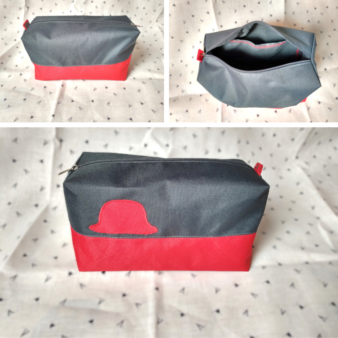 Trois vues de la trousse corail gris et rouge. 1) vue de l'arrière de la trousse bicolore ligne rouge en bas et ligne gris foncé en haut. Se ferme avec un zip gris. 2) vue de l'intérieur de la trousse. La doublure est en coton gris anthracite et une poche plaquée grise avec un liseré rouge est visible. 3) avant extérieur de la trousse où l'on voit le chapeau. Voir photo précédente pour plus de précision.