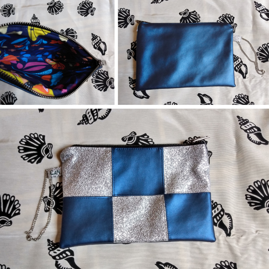 3 vues de la pochette.
intérieur : coton imprimé papillons et fleurs de différentes couleurs sur fond bleu marine.
arrière : simili cuir bleu.
avant : damier simili cuir bleu et argent.