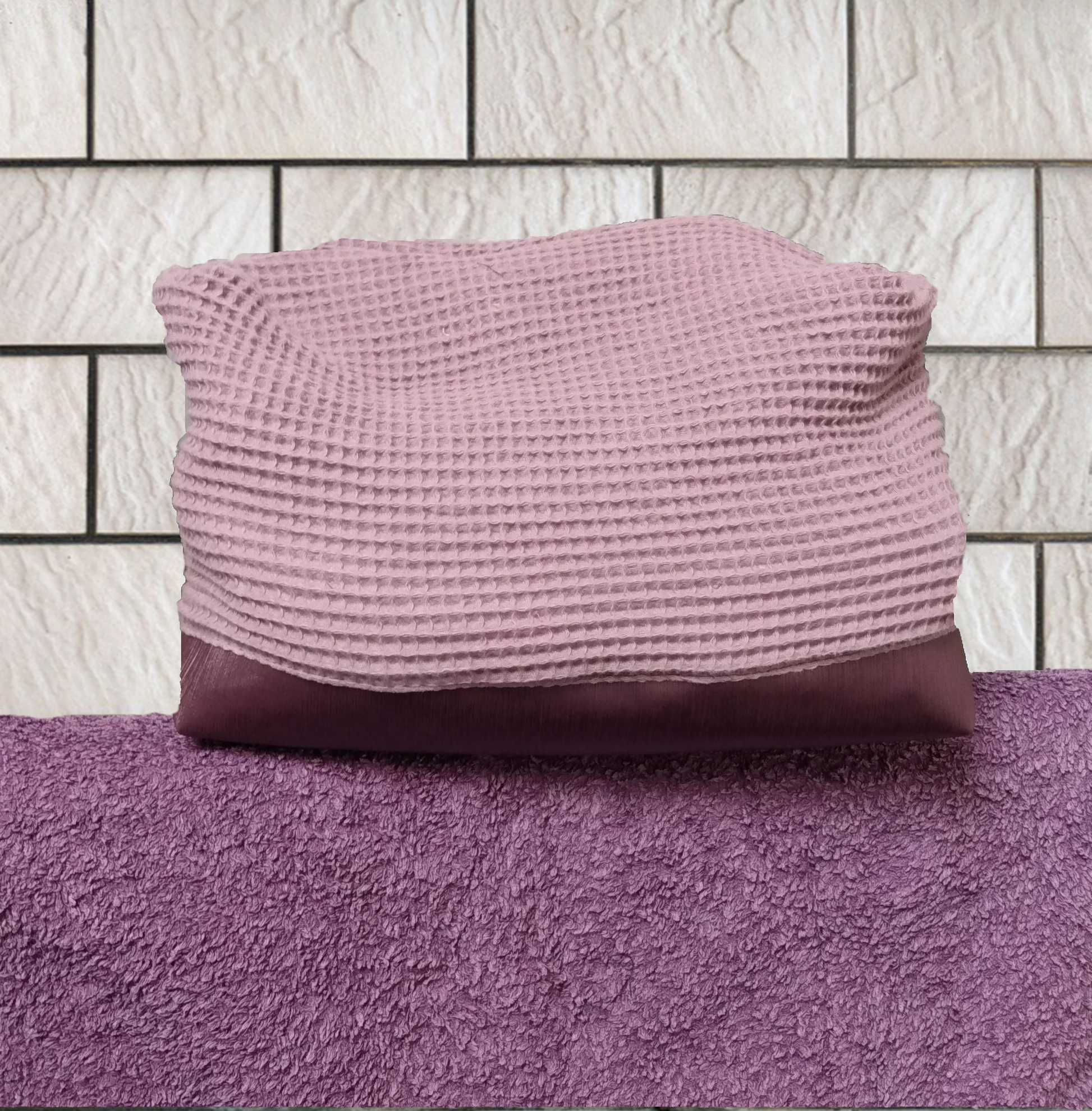 Trousse de toilette grande taille. Vue extérieure. La majorité de la trousse est en coton nid d'abeille mauve, le bas et le dessous est en simili cuir violet.