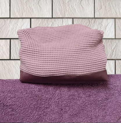 Trousse de toilette grande taille. Vue extérieure. La majorité de la trousse est en coton nid d'abeille mauve, le bas et le dessous est en simili cuir violet.