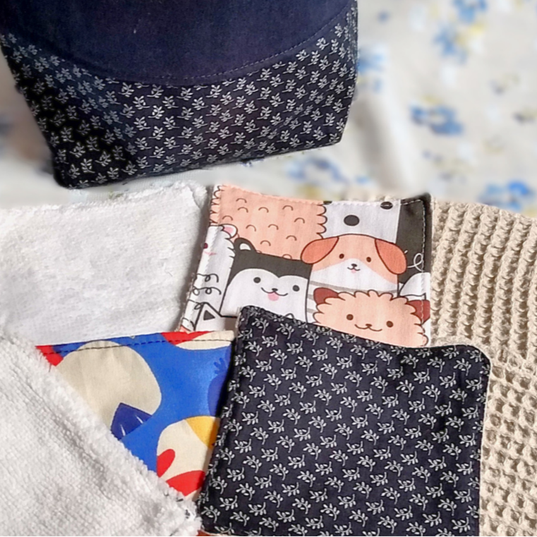 Lot de lingettes de différentes variantes. Des lingettes avec une face en coton éponge et d'autres avec une face en coton nid d'abeille sont visibles.