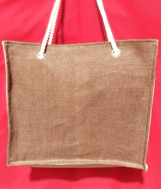 Avant et arrière du sac Peinard. Sac en toile de jute marron, de forme carrée. Les anses sont en corde blanche. Les anses sont accrochées via des œillets en métal nickelé. Le fond de l'image est rouge.